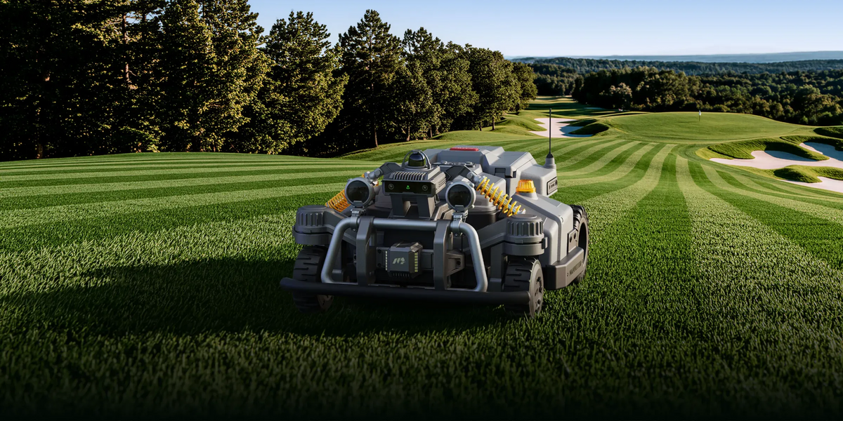 Maston onderhoudt een fairway op een golfbaan