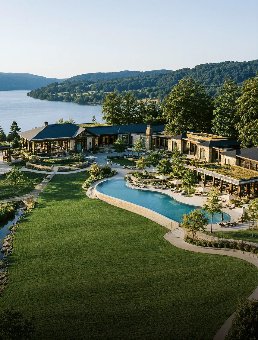 Zwembad en gazon van een resort
