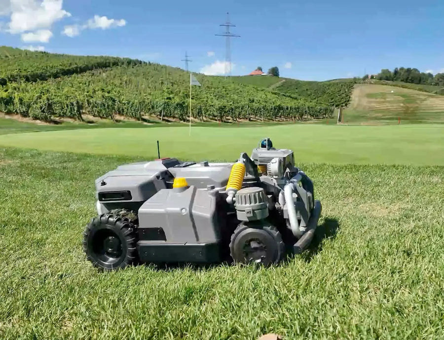 Maston op een green van Golf Zlati Grič met wijngaarden op de achtergrond