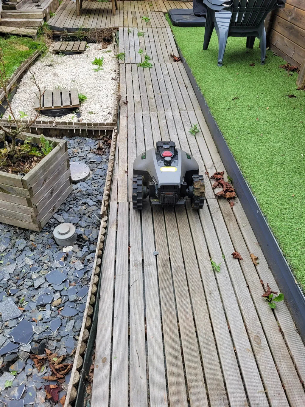 YUKA mini 2 op een houten vloer